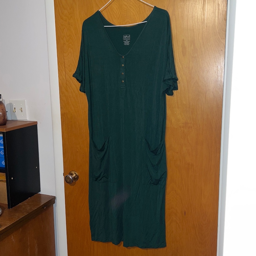 Green maxi dress with front pockets